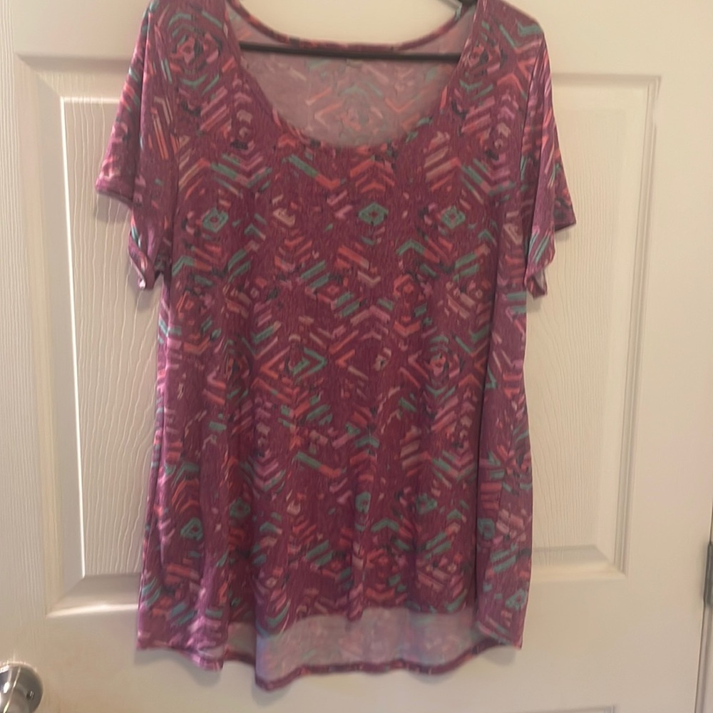 LuLaRoe 21.5” chest perfect tee L